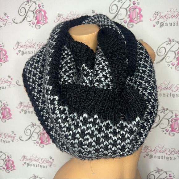 lululemon athletica Accessories - Lululemon scarf circle knit logo metal emblem white black thick knitted yarn